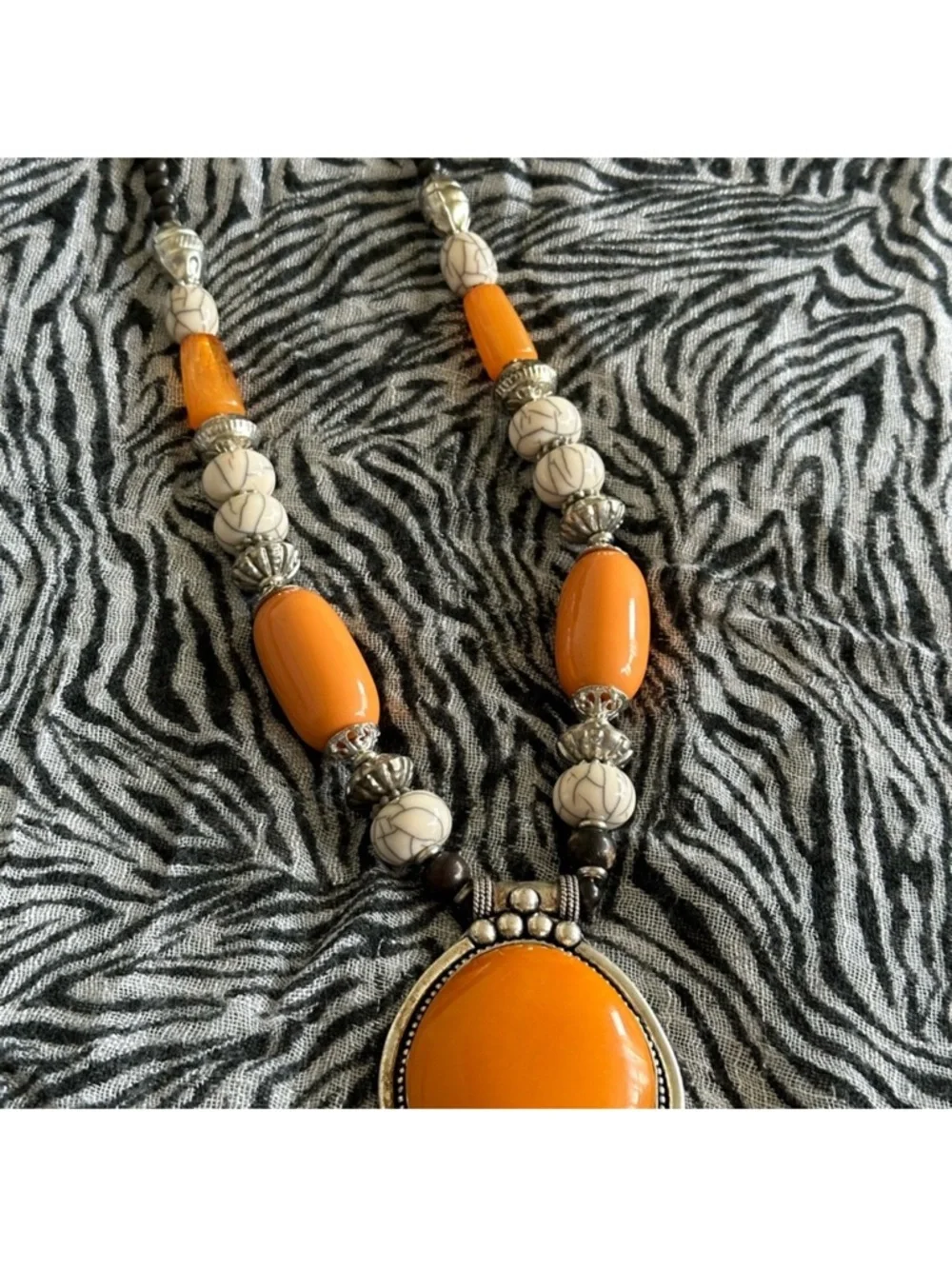 Elegant silver and orange pendant necklace - Picture 3 of 9